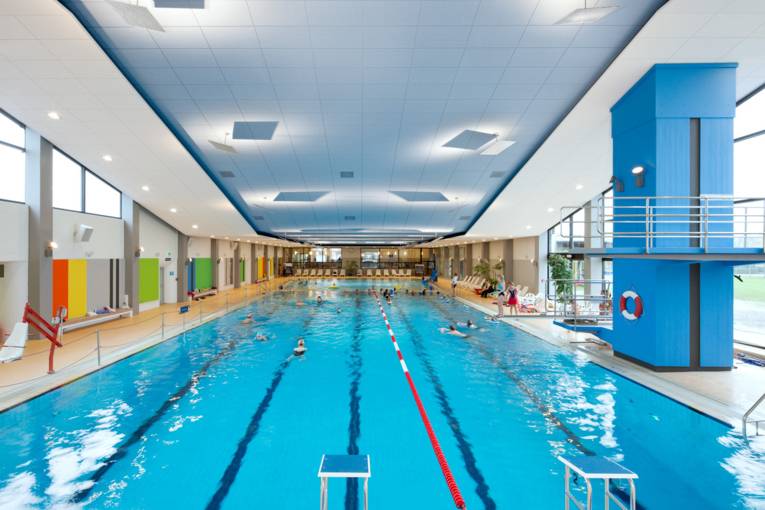 Das Schwimmbecken mit mehreren Bahnen im Hallenbad Bad Nenndorf