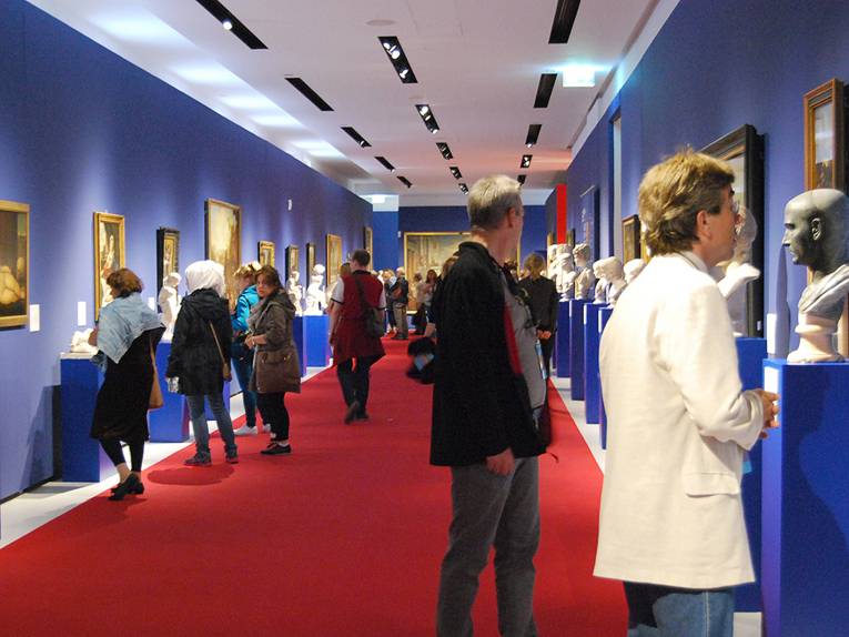 Besucherinnen und Besucher betrachten Ausstellungsstücke im Museum Schloss Herrenhausen