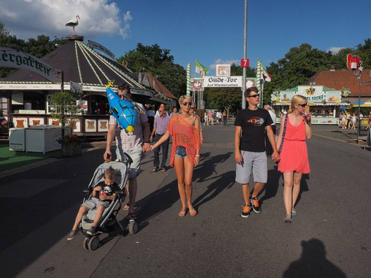 Menschen auf einem Festplatz.
