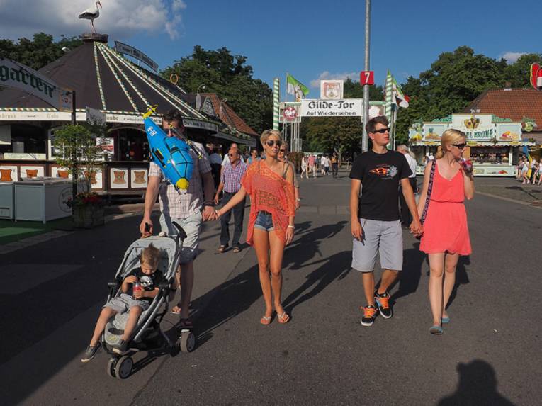 Besucher auf einem Festplatz.