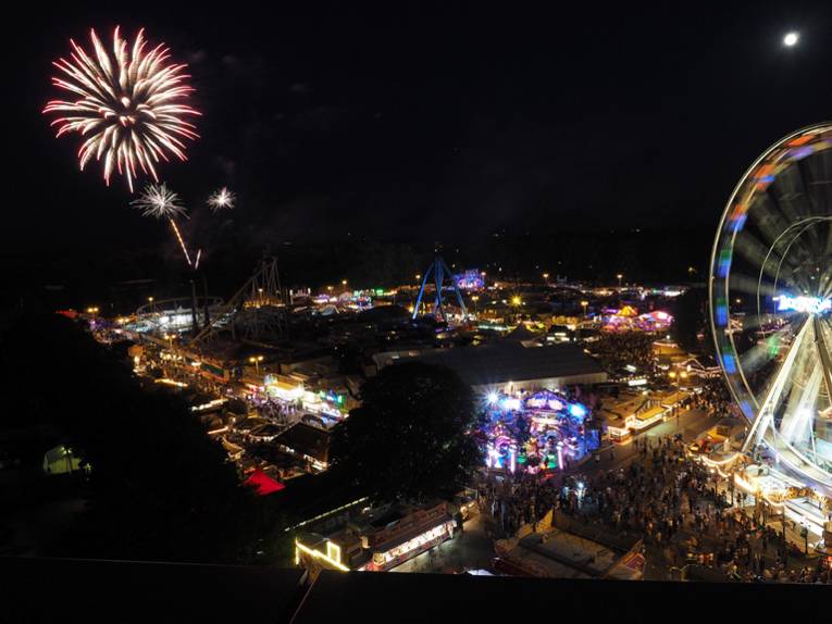 Abendlicher Festplatz.