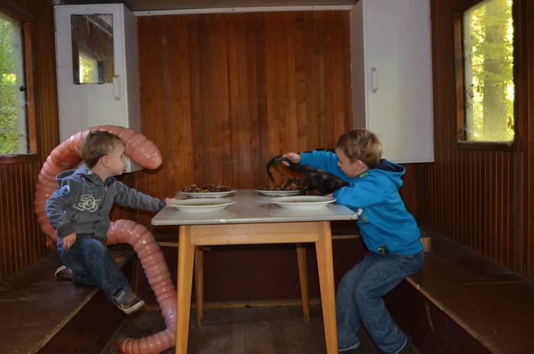 Zwei Kinder an Tisch sitzend