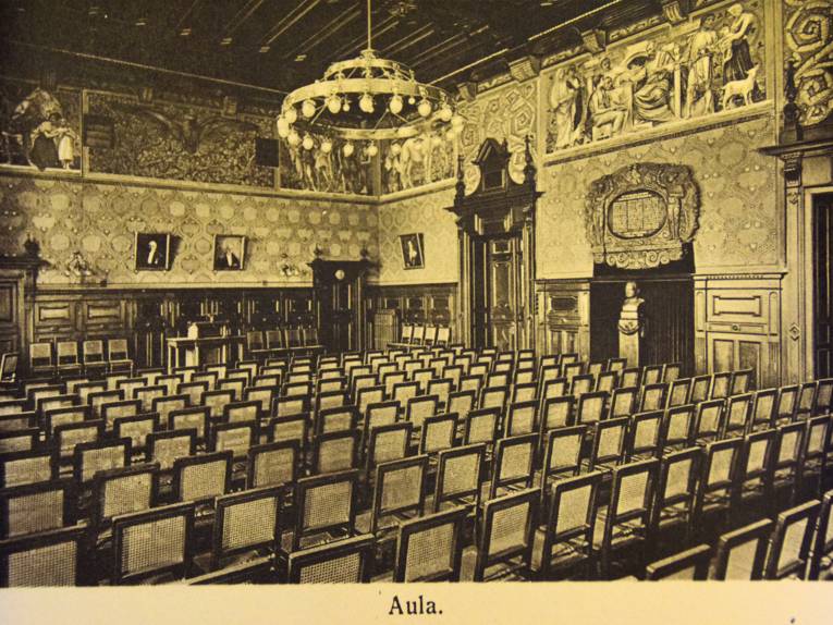 Innenansicht eines bestuhlten Saales, historische Aufnahme, Schwarz-Weiß-Aufnahme