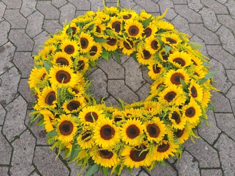 Ein Trauerkranz aus Sonnenblumen. 
