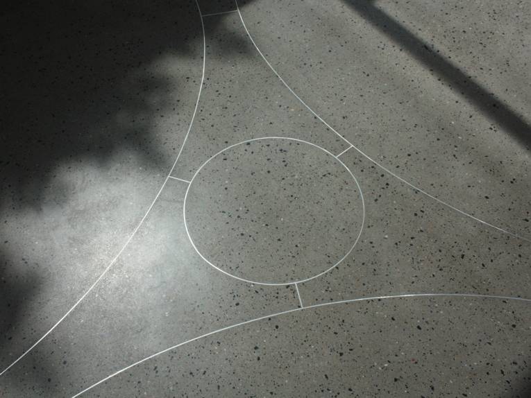 Bodenmuster im Calder-Saal