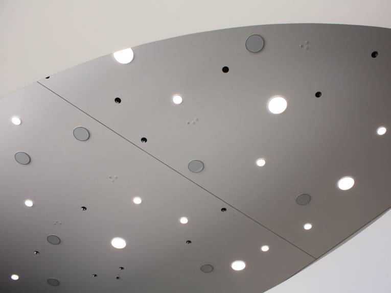 Die Decke des Calder-Saals