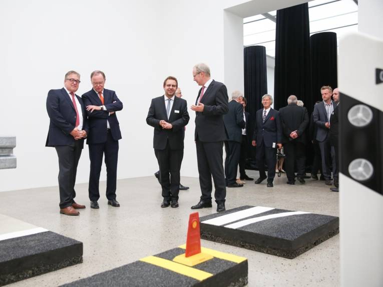 Museumsdirektor Reinhard Spieler führt Ministerpräsidenten Stephan Weil, Oberbürgermeister Stefan Schostok und Regionspräsidenten Hauke Jagau durch die Ausstellung