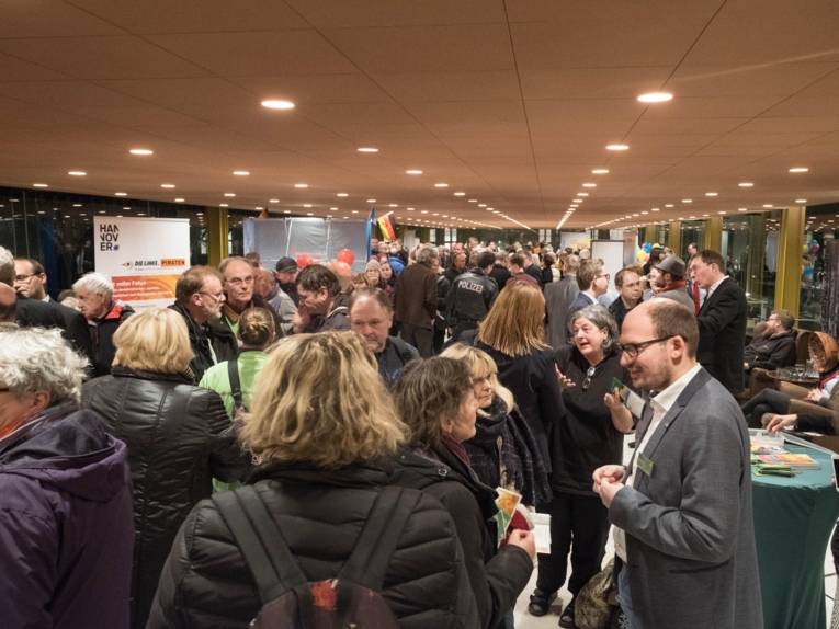 Menschen in einem Foyer. 