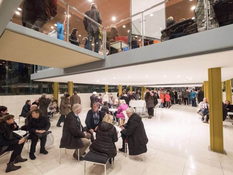 Menschen in einem Foyer.
