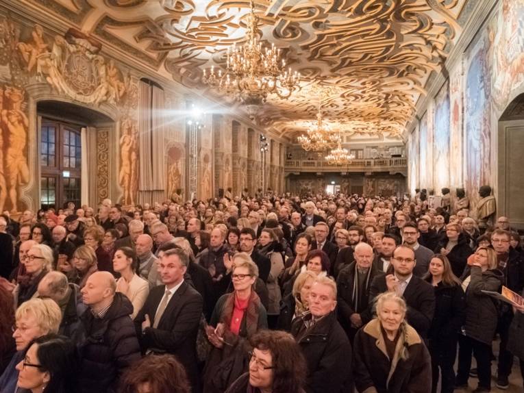 Menschen in einer Galerie. 