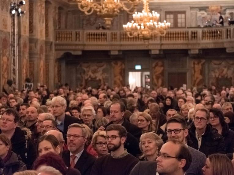 Menschen in einer Galerie. 