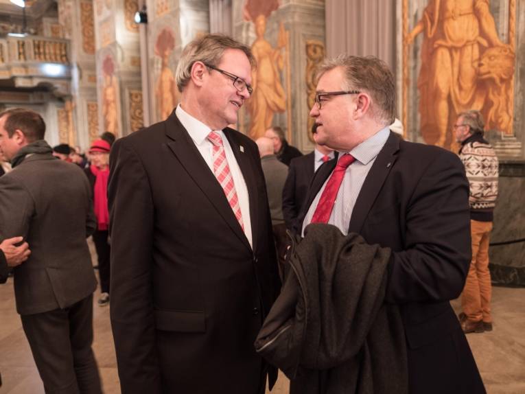 Zwei Männer in einer Galerie. 