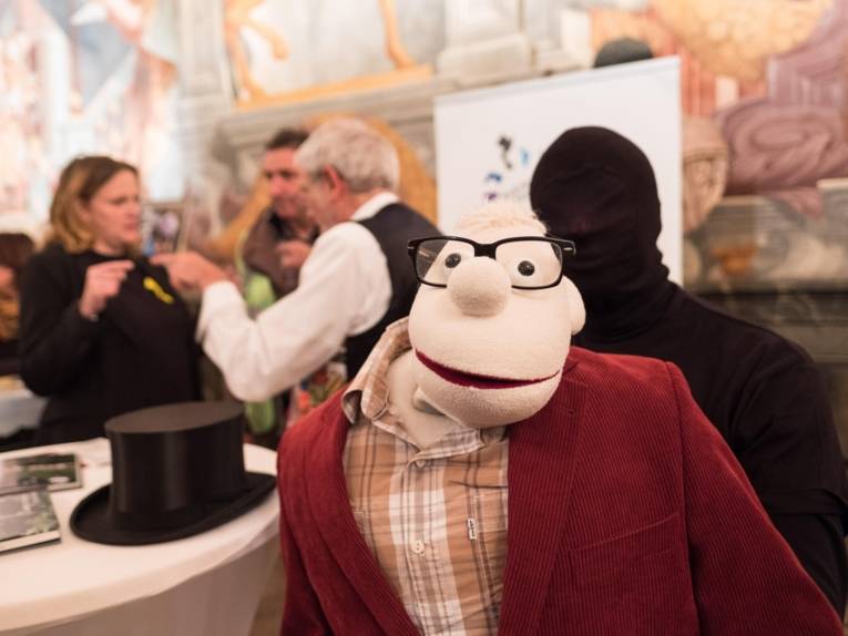 Eine Bauchrednerpuppe. 