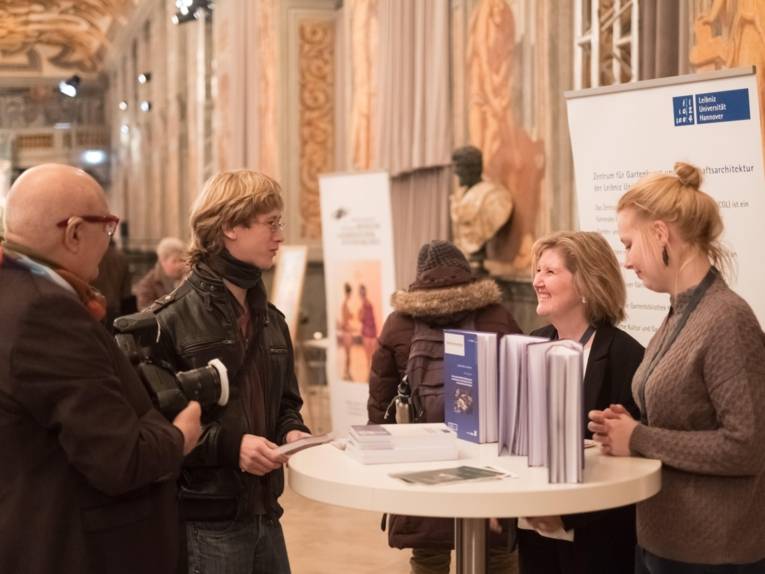 Eine Frau und ein Mann an einem Stand. 