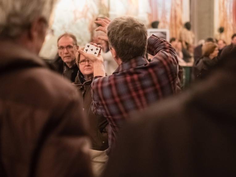 Menschen um einen Trickspieler. 