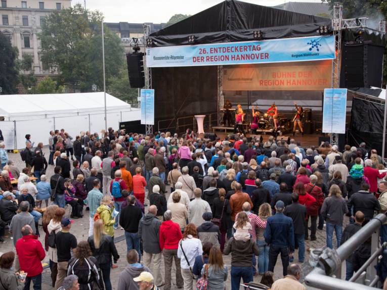 Ein breites Publikum verfolgt das Programm der Bühne auf Hannovers Opernplatz.