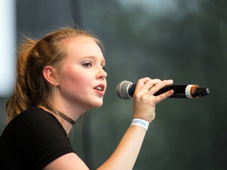 Lina Larissa Strahl singt beim Entdeckertag