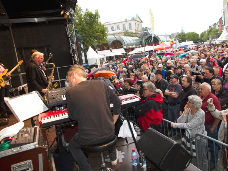 Viele Menschen folgen dem Auftritt von Klaus Doldinger auf der Jazzbühne am Kröpcke