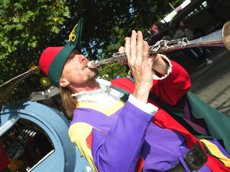 Ein kostümierter Mann spielt auf einer Flöte