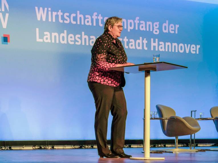 Eine Frau steht auf einer Bühne