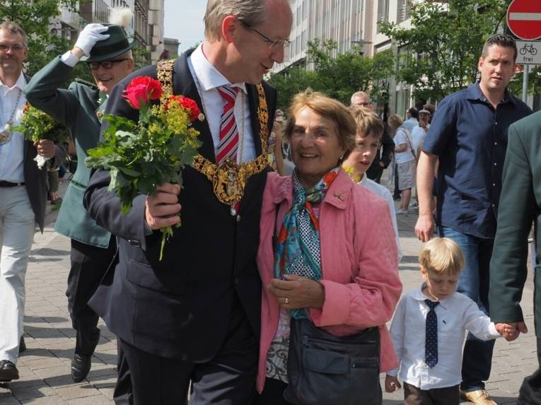Ein Mann mit Blumen in der Hand und eine Frau