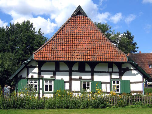 Fachwerkhaus mit braunen Balken und weißem Putz in den Zwischenräumen. Fachwerkhaus mit braunen Balken und weißem Putz in den Zwischenräumen.