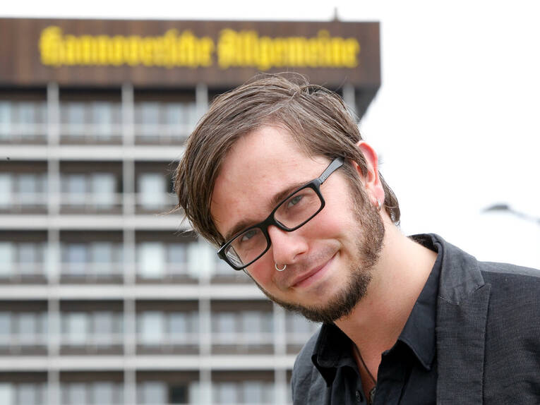 Porträtfoto eines Mannes, der Brille, Nasenring und Kinnbart trägt. Porträtfoto eines Mannes, der Brille, Nasenring und Kinnbart trägt.