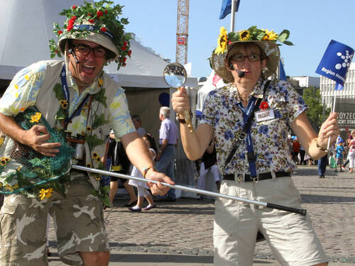 Entdecker und Forscherin alias Pedro Prüser und Susanne Nülle genießen das Entdeckerfest. Der Entdecker spielt auf seinem Kescher Luftgitarre während die Forscherin Lupe und Fähnchen mit beiden Armen in die Luft streckt. Entdecker und Forscherin alias Pedro Prüser und Susanne Nülle genießen das Entdeckerfest. Der Entdecker spielt auf seinem Kescher Luftgitarre während die Forscherin Lupe und Fähnchen mit beiden Armen in die Luft streckt.