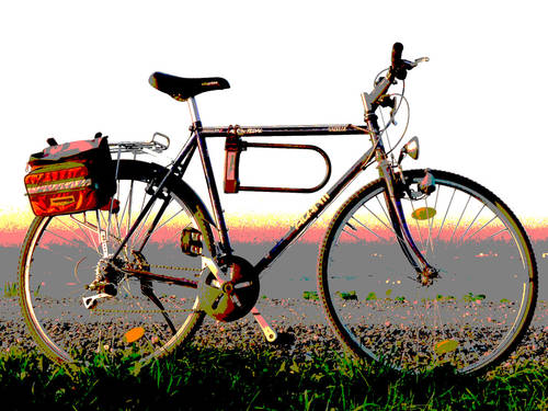Das Foto eines Fahrrades ist auf wenige Farbtöne reduziert worden, dadurch wirkt es abstrakt. Das Herrenfahrrad hat eine Satteltasche und ein Bügelschloss. Das Foto eines Fahrrades ist auf wenige Farbtöne reduziert worden, dadurch wirkt es abstrakt. Das Herrenfahrrad hat eine Satteltasche und ein Bügelschloss.