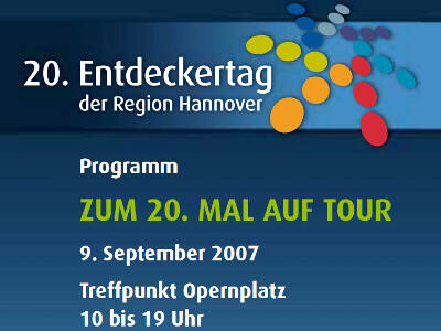 Ausschnitt aus dem Deckblatt des Programmheftes zum 20. Entdeckertag der Region Hannover. Entdeckertagslogo "20. Entdeckertag der Region Hannover" und der Text "Zum 20. Mal auf Tour" vor dunkelblauem Hintergrund. Ausschnitt aus dem Deckblatt des Programmheftes zum 20. Entdeckertag der Region Hannover. Entdeckertagslogo "20. Entdeckertag der Region Hannover" und der Text "Zum 20. Mal auf Tour" vor dunkelblauem Hintergrund.