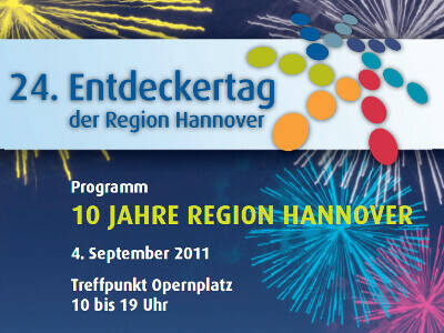 Ausschnitt aus dem Deckblatt des Programmheftes zum 24. Entdeckertag der Region Hannover. Ein hellblauer Balken trägt den Schriftzug "24. Entdeckertag der Region Hannover", dahinter sind die Explosionen eines Feuerwerks zu sehen. Darunter steht der Text "Programm. 10 Jahre Region Hannover. 4. Septemer 2011. Treffpunkt Opernplatz. 10 bis 19 Uhr." Ausschnitt aus dem Deckblatt des Programmheftes zum 24. Entdeckertag der Region Hannover. Ein hellblauer Balken trägt den Schriftzug "24. Entdeckertag der Region Hannover", dahinter sind die Explosionen eines Feuerwerks zu sehen. Darunter steht der Text "Programm. 10 Jahre Region Hannover. 4. Septemer 2011. Treffpunkt Opernplatz. 10 bis 19 Uhr."