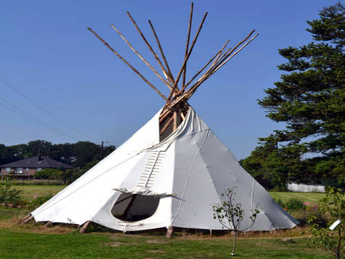 Tipi-Zelt auf einer grünen Wiese Tipi-Zelt auf einer grünen Wiese