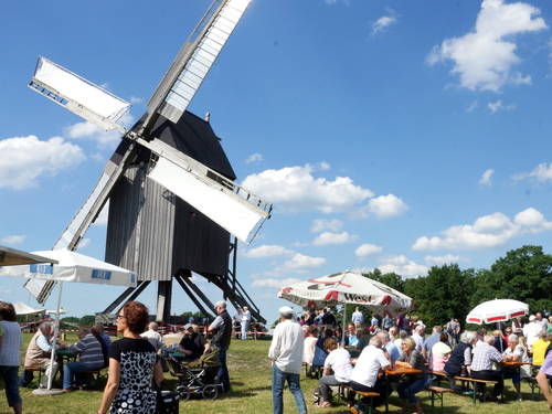 Fest an einer Windmühle. Fest an einer Windmühle.