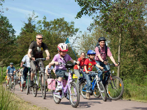 Frauen, Männer und Kinder fahren Fahrrad. Frauen, Männer und Kinder fahren Fahrrad.