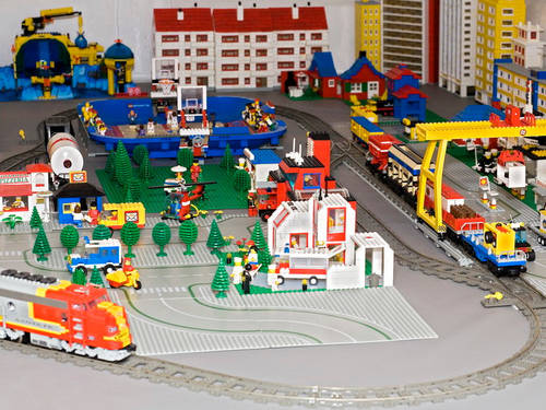 Stadtlandschaft aus Legobausteinen mit Wohngebäuden und Güterbahn. Stadtlandschaft aus Legobausteinen mit Wohngebäuden und Güterbahn.
