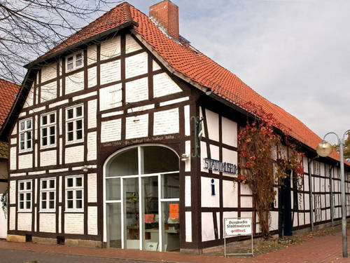 Fachwerkhaus mit weißer Fassade und rotem Ziegeldach. An der Seite steht "Stadtmuseum". Fachwerkhaus mit weißer Fassade und rotem Ziegeldach. An der Seite steht "Stadtmuseum".