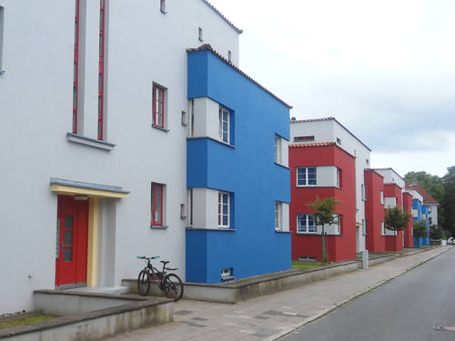 Reihe von Wohnhäusern mit grauer und farbiger Fassade. Reihe von Wohnhäusern mit grauer und farbiger Fassade.