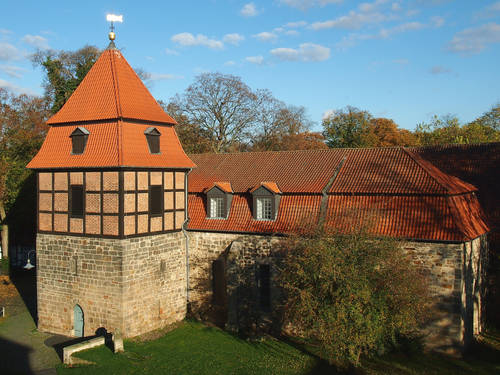 Kirchengebäude mit Turm Kirchengebäude mit Turm