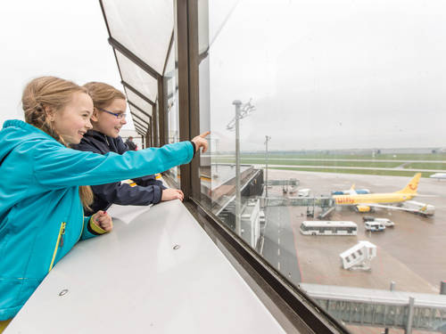 Zwei Kinder schauen auf das Rollfeld des Flughafens Hannover-Langenhagen. Zwei Kinder schauen auf das Rollfeld des Flughafens Hannover-Langenhagen.