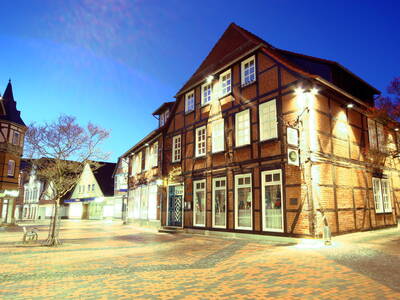 Beleuchtete Fachwerkgebäude in der Innenstadt von Neustadt am Rübenberge. Beleuchtete Fachwerkgebäude in der Innenstadt von Neustadt am Rübenberge.