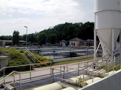 Blick auf die verschiedenen Becken der Kläranlage in Langenhagen. Blick auf die verschiedenen Becken der Kläranlage in Langenhagen.