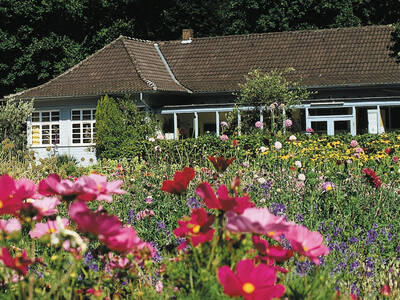 Schulbiologiezentrum inmitten von Blumen Schulbiologiezentrum inmitten von Blumen