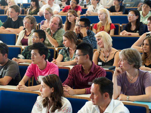 Hörsaal mit vielen Studenten Hörsaal mit vielen Studenten
