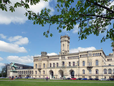 Weiter Blick auf ein älteres Gebäude. Weiter Blick auf ein älteres Gebäude.