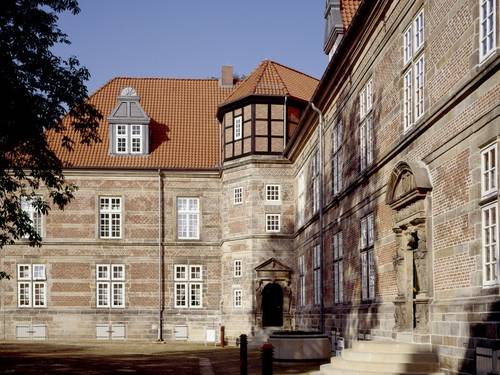 Auf dem Gelände des Neustädter Schloss Landestrost: Ein Teil des Gebäudes, der Eingangsbereich mit Treppe und links im Bild ein Teil einer Baumkrone sind zu sehen. Auf dem Gelände des Neustädter Schloss Landestrost: Ein Teil des Gebäudes, der Eingangsbereich mit Treppe und links im Bild ein Teil einer Baumkrone sind zu sehen.