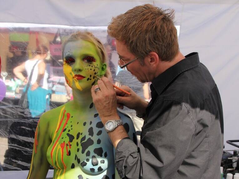Künstler Jörg Düsterwald bemalt ein Model. Grüntöne herschen bei diesem Body-Painting vor. Künstler Jörg Düsterwald bemalt ein Model. Grüntöne herschen bei diesem Body-Painting vor.