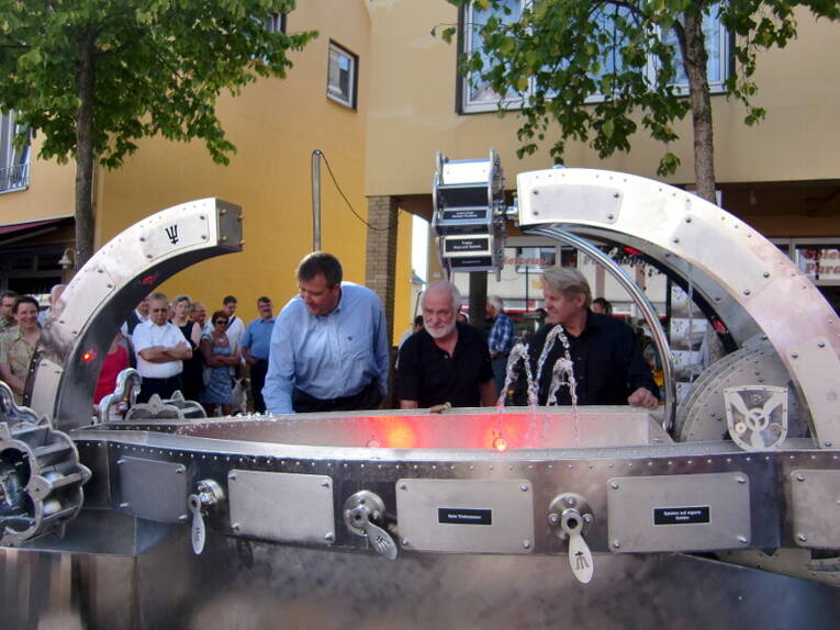 Schmiedekünstler Andreas Rimkus (vorne rechts) führt zahlreichen Gästen den neuen Brunnen am Springer Oberntor vor. Schmiedekünstler Andreas Rimkus (vorne rechts) führt zahlreichen Gästen den neuen Brunnen am Springer Oberntor vor.
