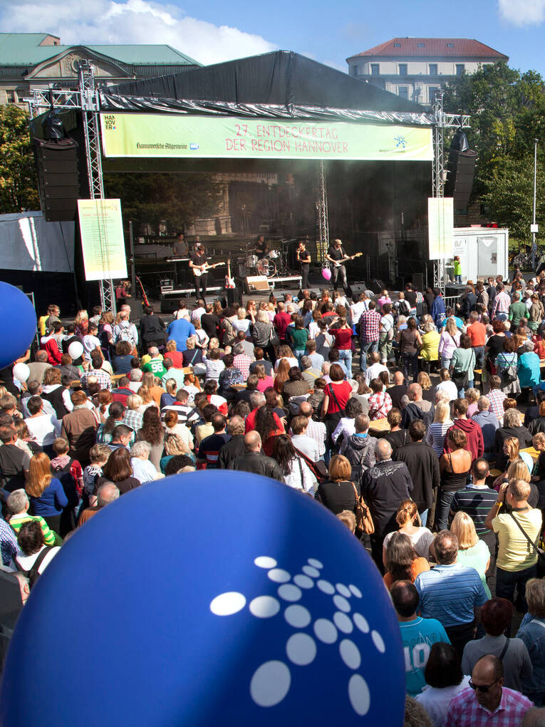 Viele Menschen stehen auf dem Opernplatz in Hannover und verfolgen das Programm auf der Hauptbühne. Viele Menschen stehen auf dem Opernplatz in Hannover und verfolgen das Programm auf der Hauptbühne.