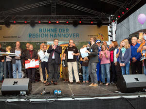 Menschen bei einer Preisverleihung auf der Hauptbühne beim 28. Entdeckertag Menschen bei einer Preisverleihung auf der Hauptbühne beim 28. Entdeckertag