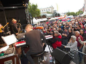 Viele Menschen folgen dem Auftritt von Klaus Doldinger auf der Jazzbühne am Kröpcke Viele Menschen folgen dem Auftritt von Klaus Doldinger auf der Jazzbühne am Kröpcke